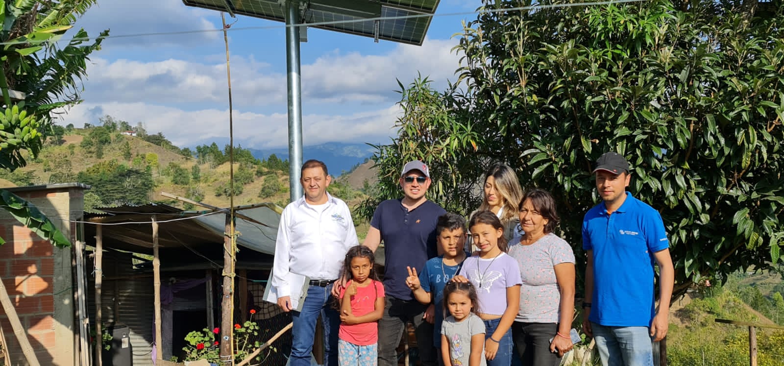 Familia con su instalación solar