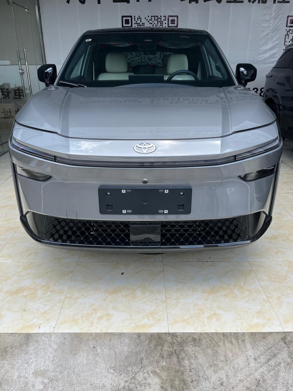 Toyota bZ Crossover — Plata
