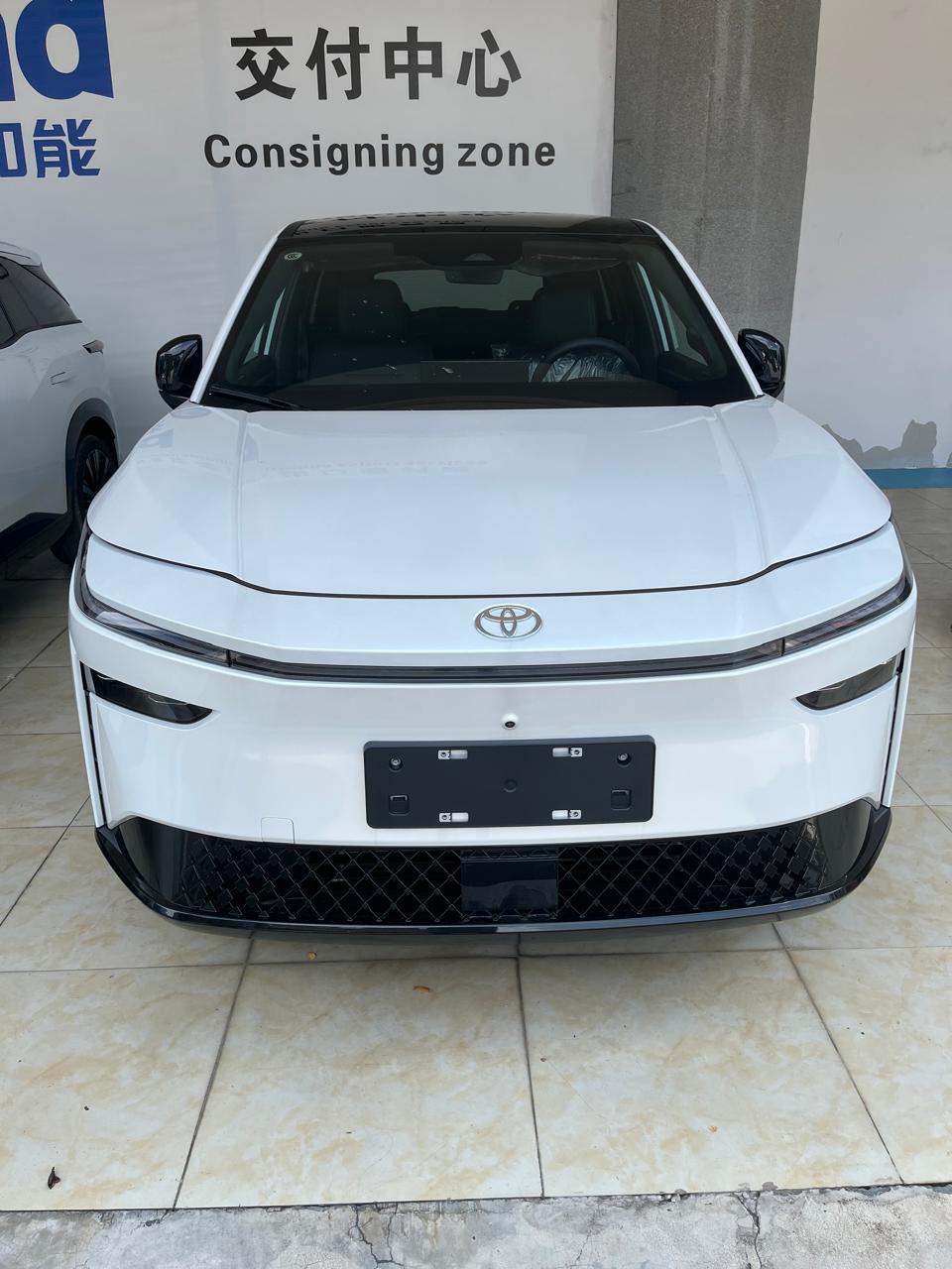 SUV eléctrico importado en showroom